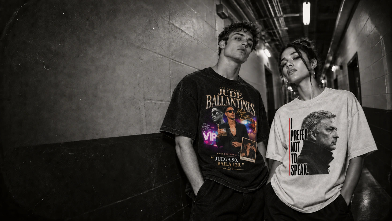 Modelos con camisetas en blanco y negro en un pasillo urbano